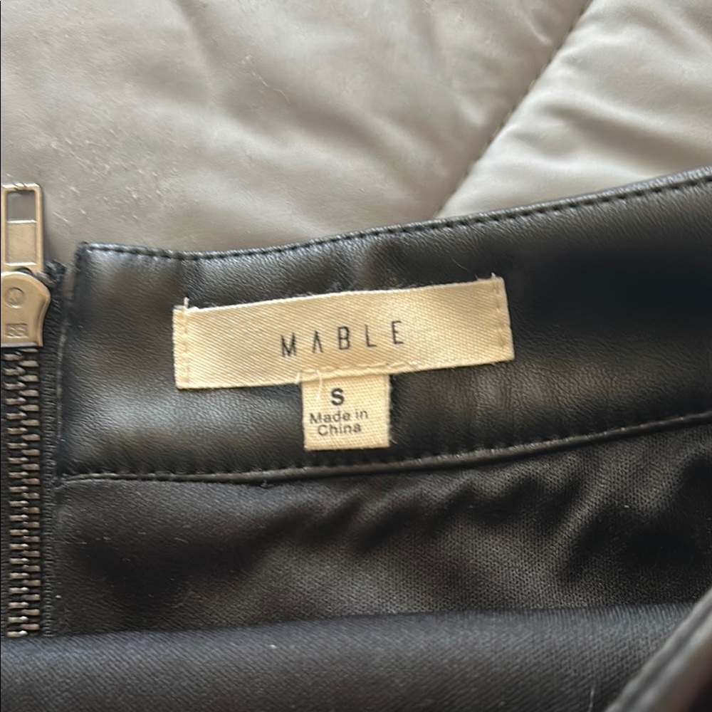 Elegant Black Faux Leather Skirt - Picture 2 of 3